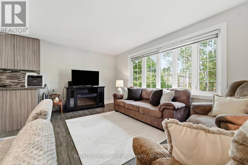 223 Kemp Crescent — photo 6 of 40