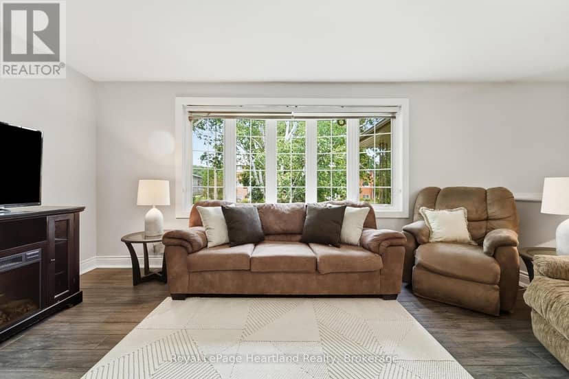 223 Kemp Crescent — photo 7 of 40