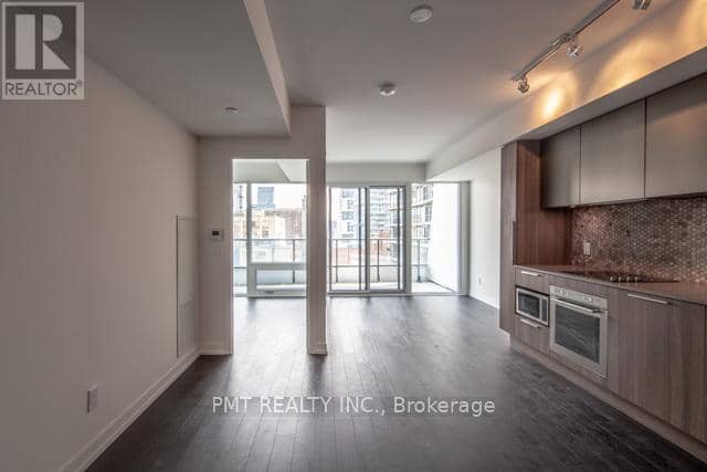 1617 - 85 Wood Street — photo 2 of 15