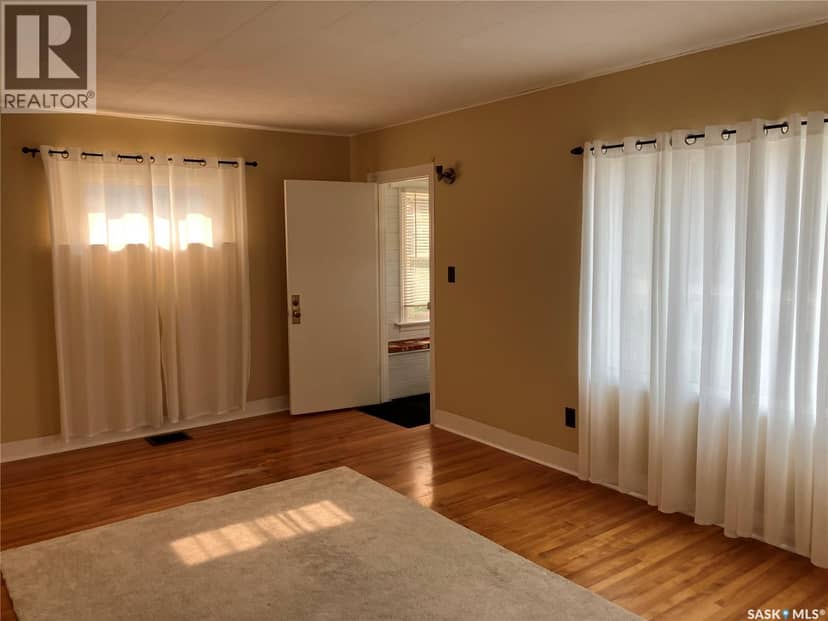 230 6th Avenue W, Assiniboia, photo 2