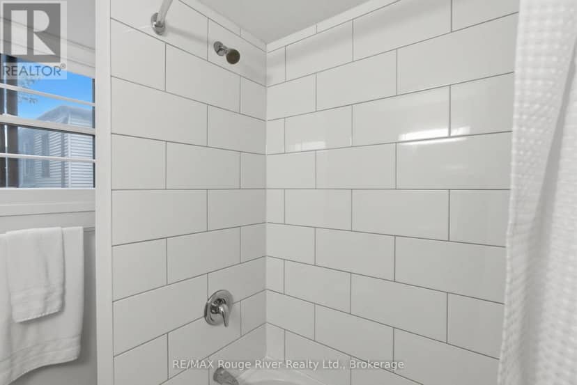7 Heyworth Crescent — photo 13 of 39