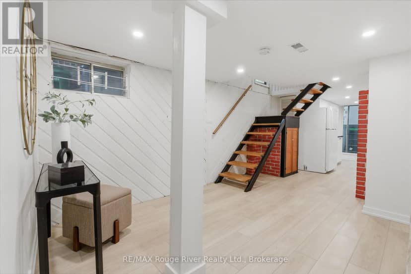7 Heyworth Crescent — photo 14 of 39