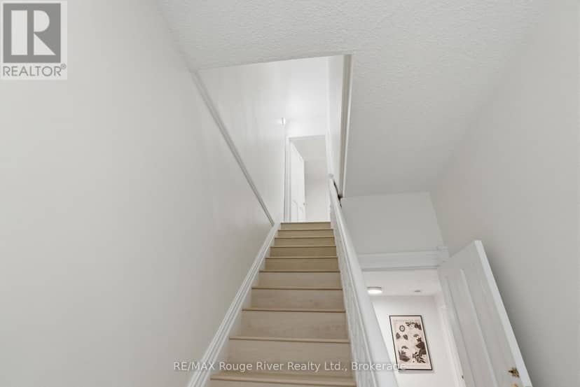 7 Heyworth Crescent — photo 23 of 39