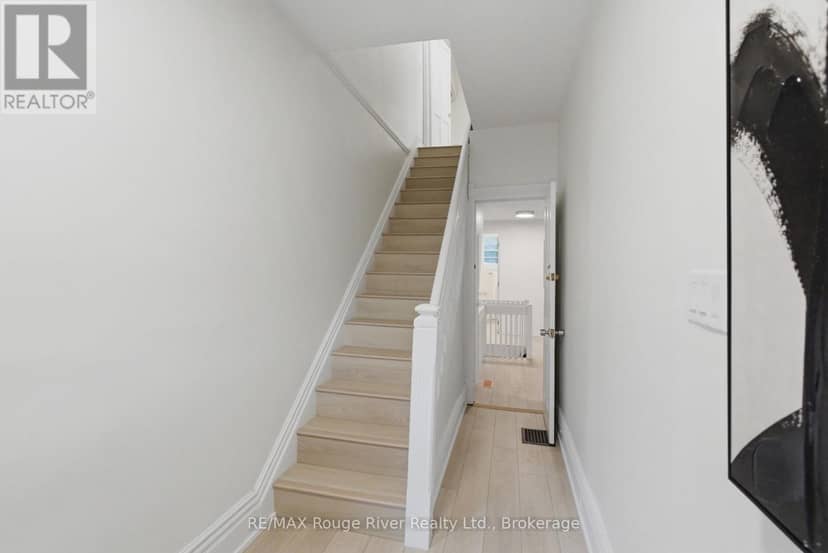 7 Heyworth Crescent — photo 3 of 39