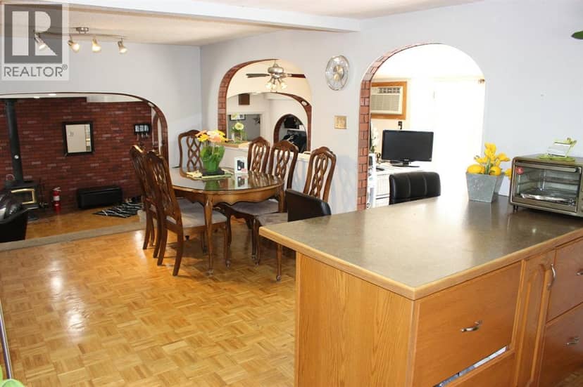 605 Rogers Avenue, Picture Butte, photo 5