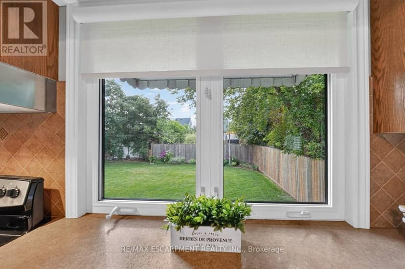 23 Lakeview Avenue — photo 8 of 34