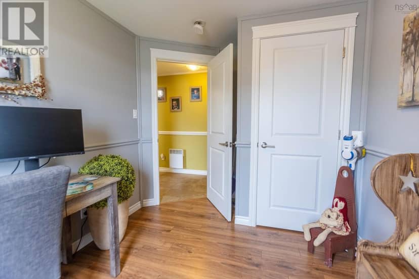 8 Lorne Crescent — photo 29 of 37