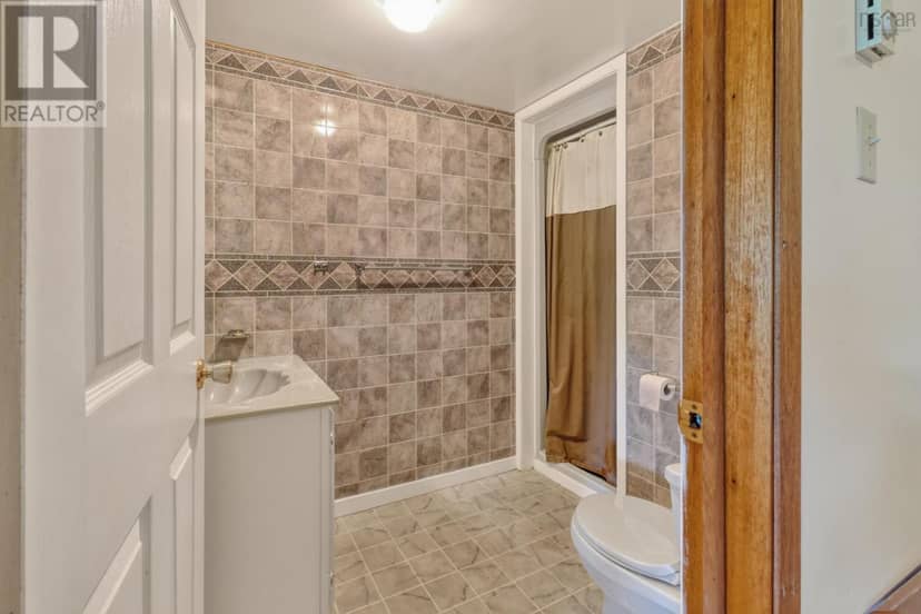 5877 West Bay Road — photo 33 of 40