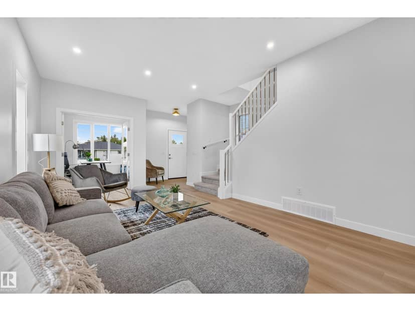 5604 105 AV NW — photo 12 of 40