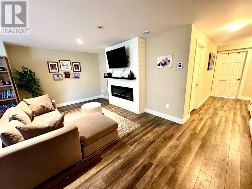 142 Harmsworth Drive — photo 14 of 26