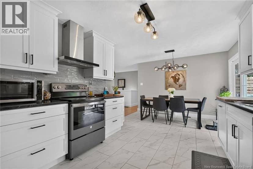 14 Cabot Drive — photo 3 of 40