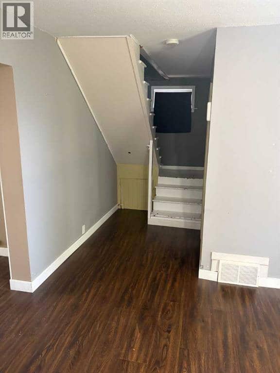 5206 49 Street — photo 17 of 34