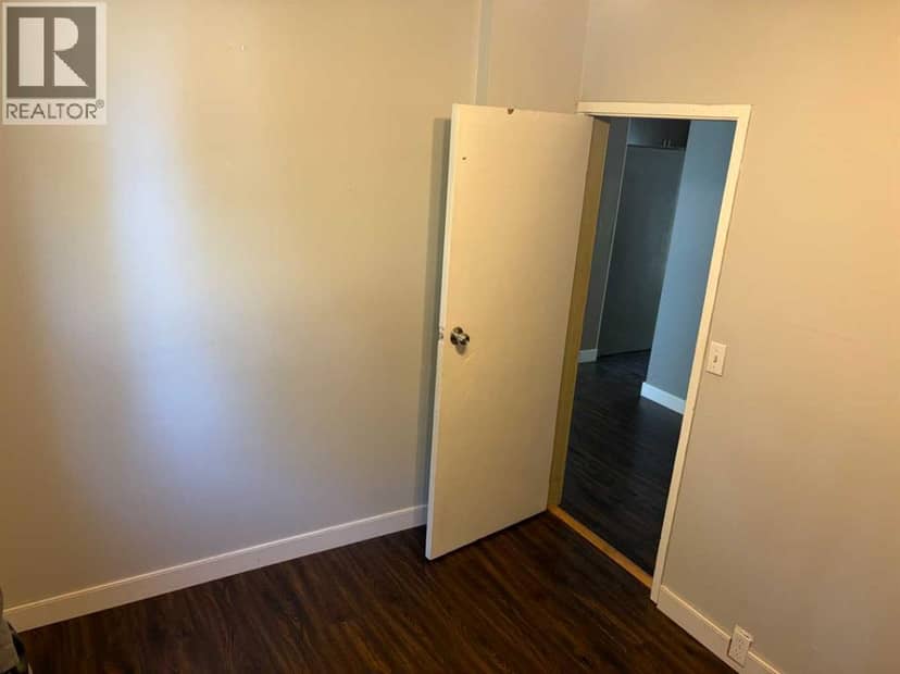 5206 49 Street — photo 10 of 34