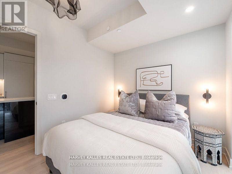 610 - 8 Manor Road W — photo 22 of 29