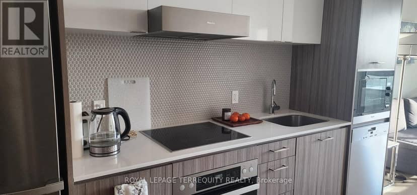 501 - 11 Lillian Street — photo 7 of 34
