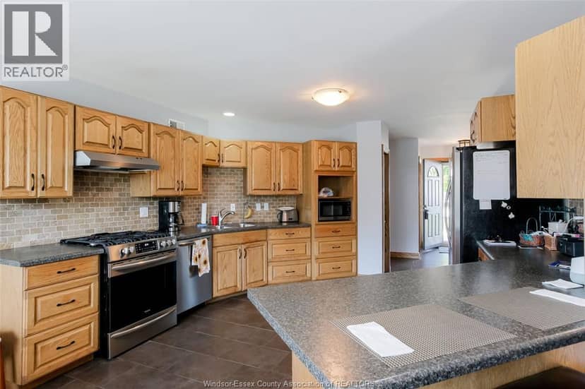 521 Royal Ridge Crescent — photo 12 of 40