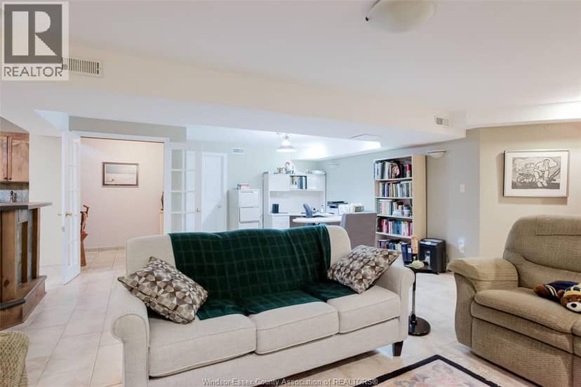 521 Royal Ridge Crescent — photo 30 of 40