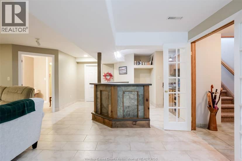 521 Royal Ridge Crescent — photo 31 of 40