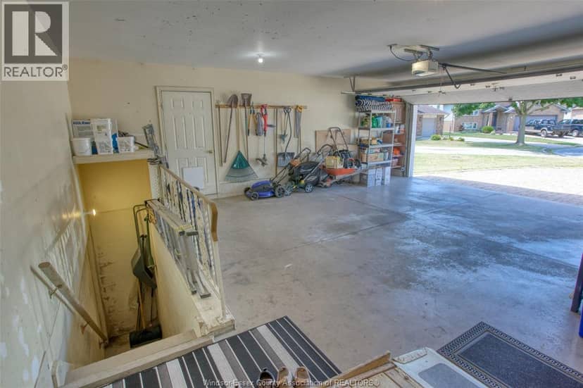 521 Royal Ridge Crescent — photo 39 of 40