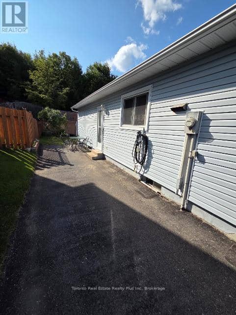 83 Laurier Road — photo 2 of 33