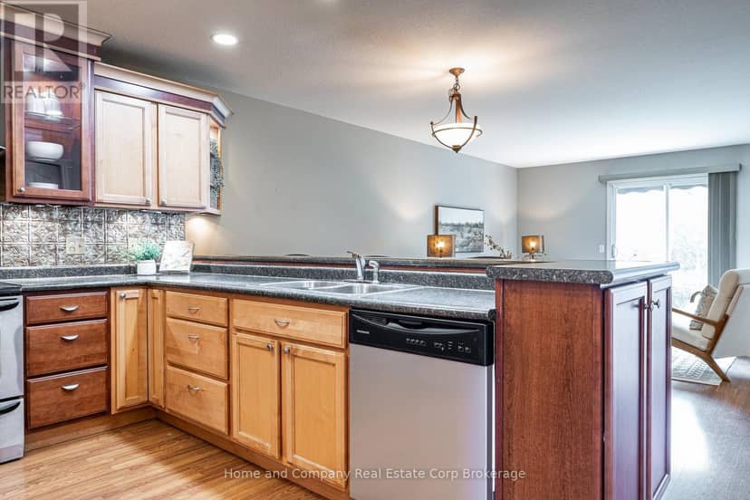 354 Dufferin Street — photo 7 of 38