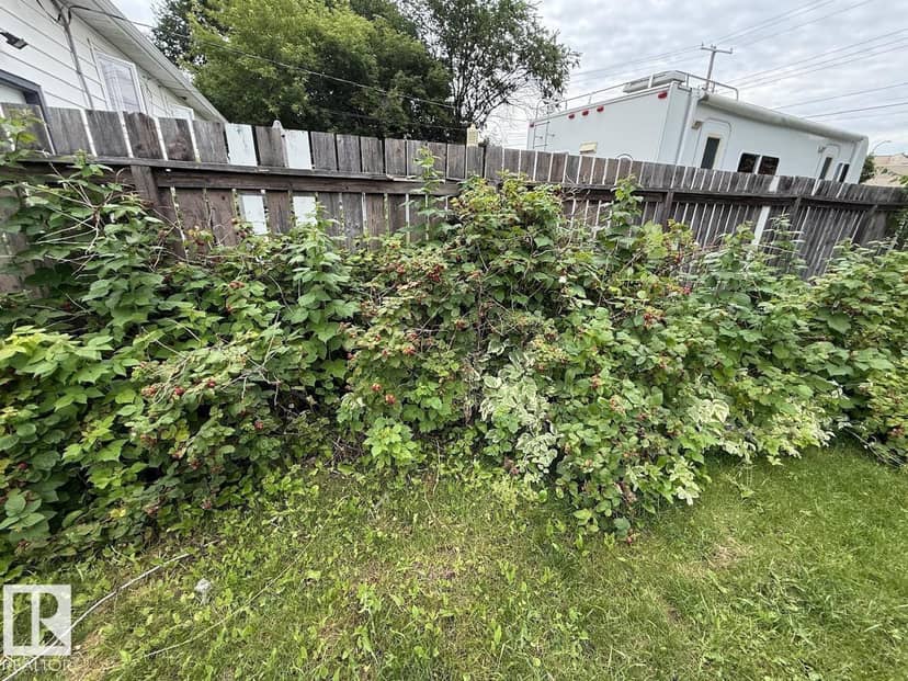 7607 83 AV NW — photo 11 of 25