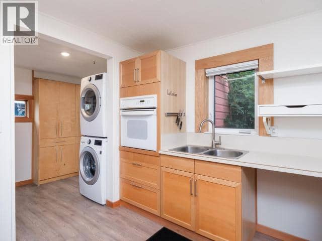 606 Ogilvie Street — photo 9 of 29