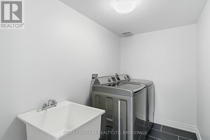 8139 Buckeye Crescent — photo 15 of 40