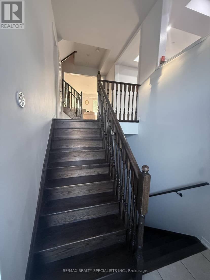 54 Chesterwood Crescent — photo 9 of 18