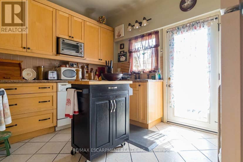 121 Eastbourne Avenue — photo 18 of 40