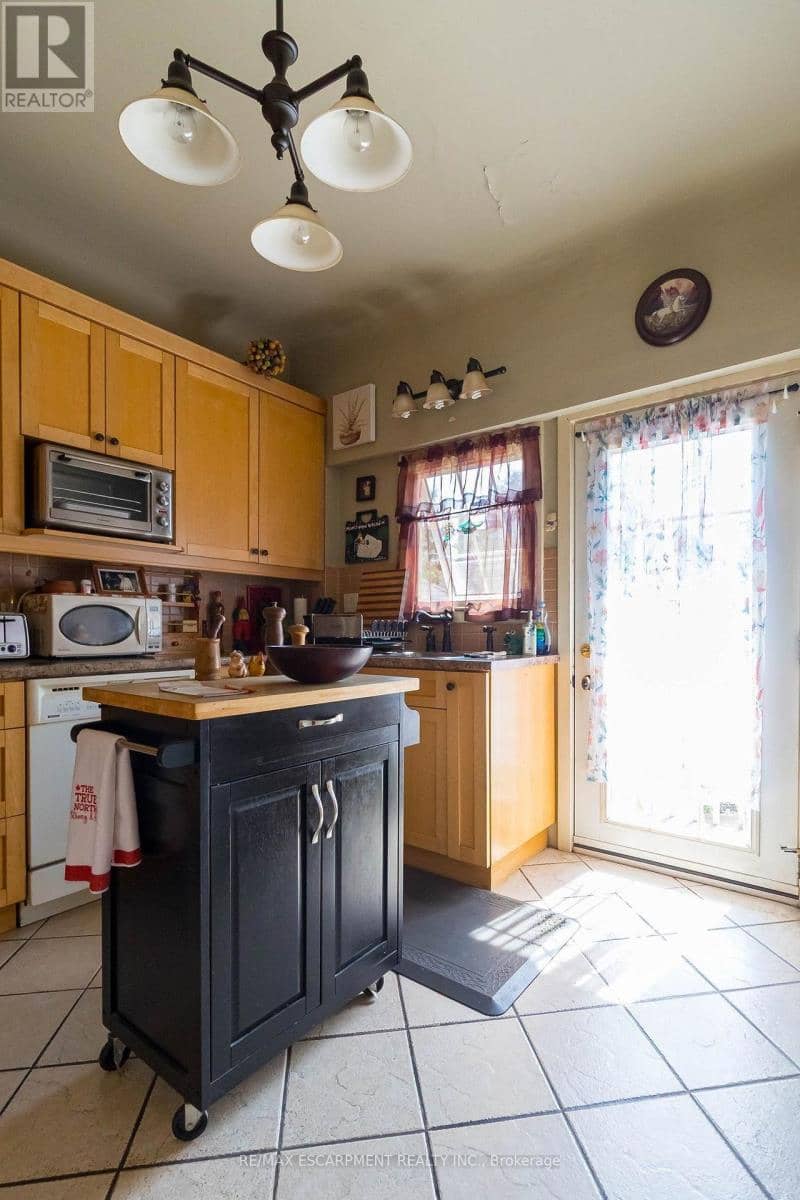 121 Eastbourne Avenue — photo 19 of 40