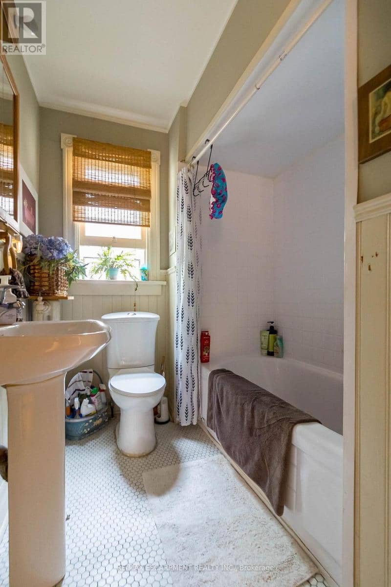 121 Eastbourne Avenue — photo 23 of 40