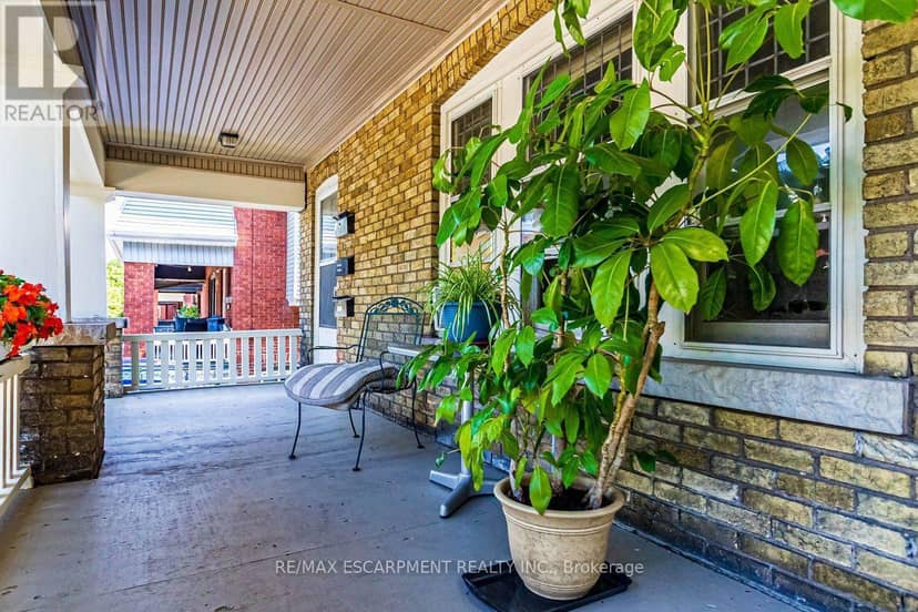 121 Eastbourne Avenue — photo 4 of 40