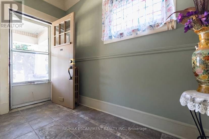 121 Eastbourne Avenue — photo 6 of 40