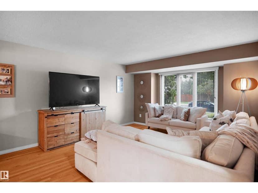 112 Gariepy Cr NW — photo 10 of 40