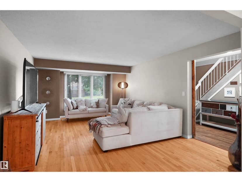 112 Gariepy Cr NW — photo 9 of 40