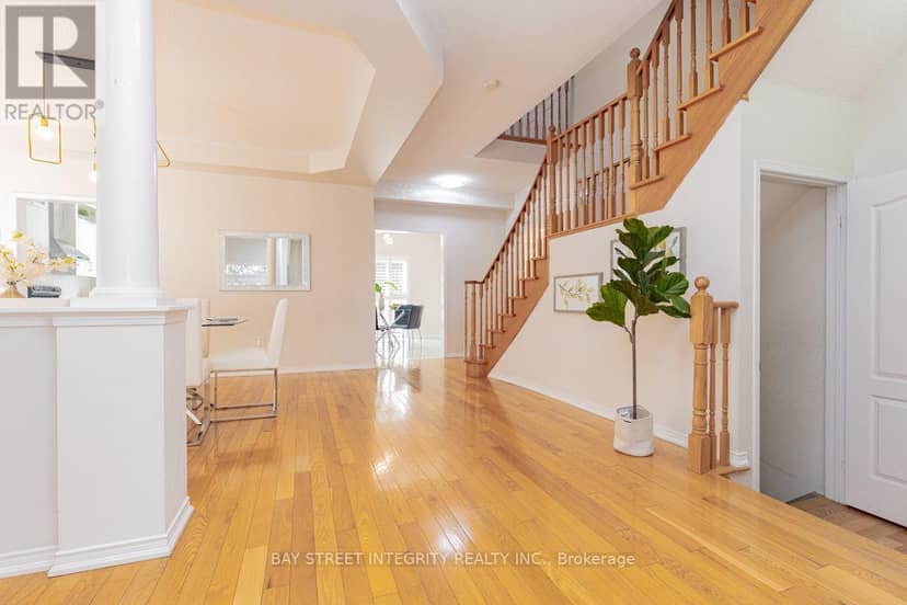 17 Weston Crescent — photo 2 of 32