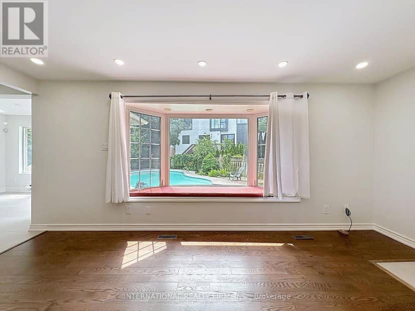 21 Mayvern Crescent — photo 17 of 40