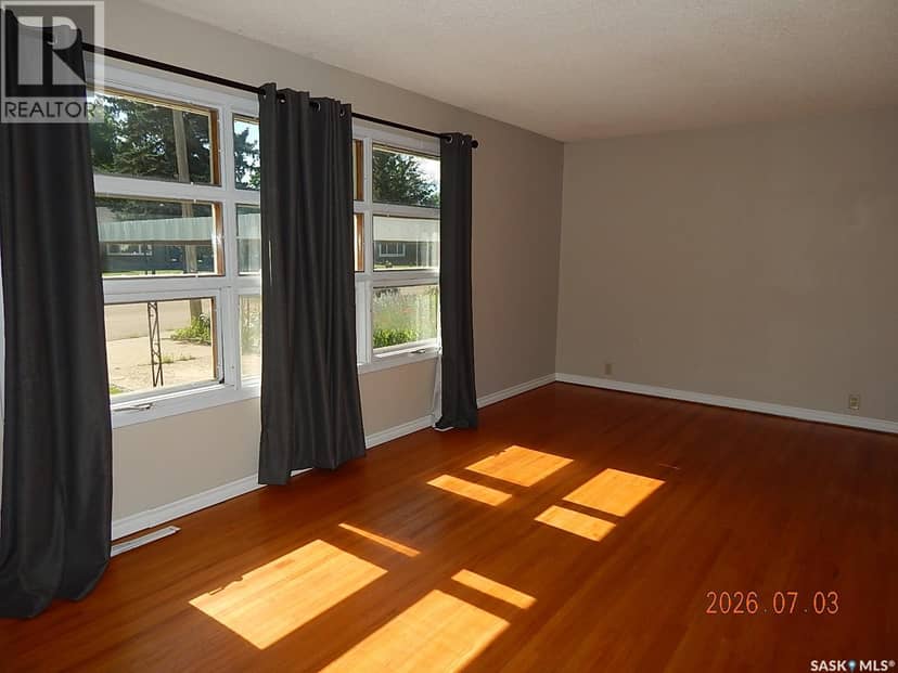 710 3rd Street E, Assiniboia, photo 2