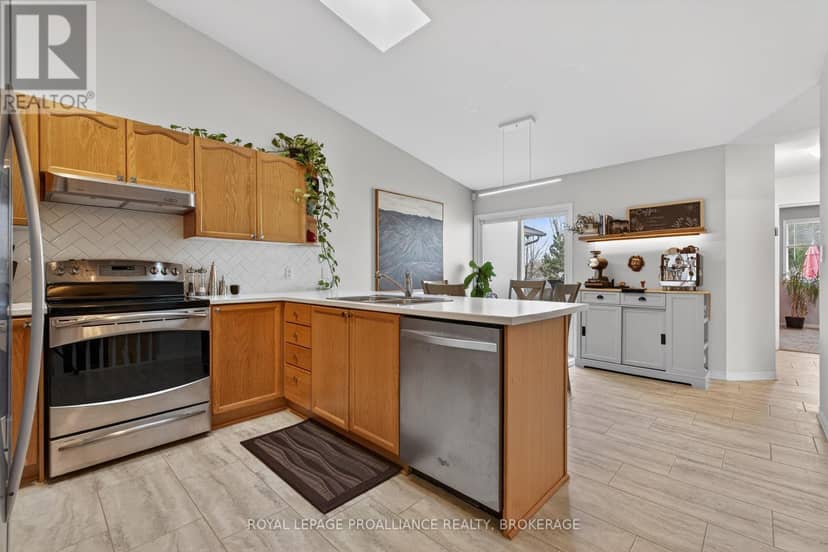 964 Rainbow Crescent — photo 10 of 34