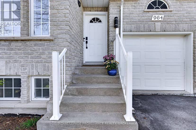 964 Rainbow Crescent — photo 4 of 34