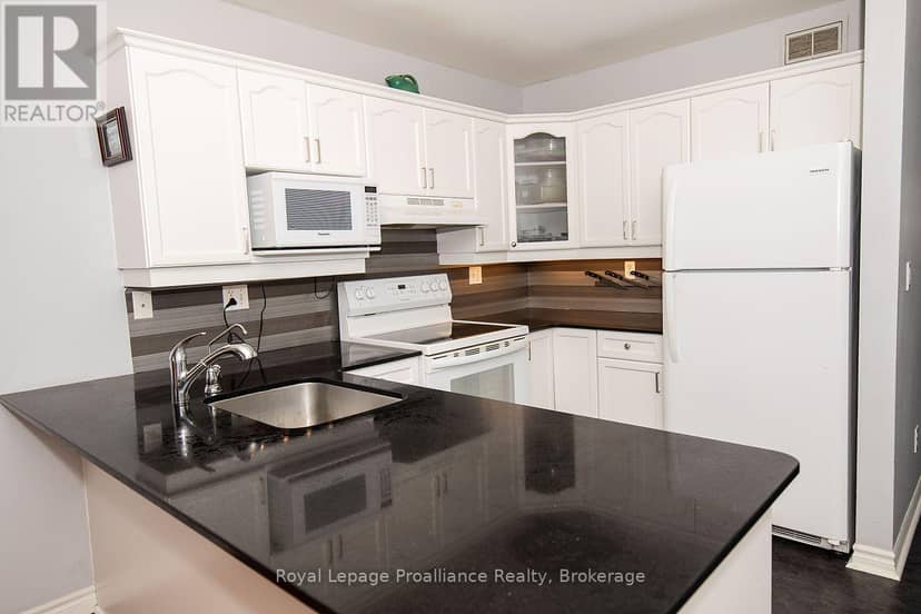 31 Hawthorn Street — photo 18 of 40