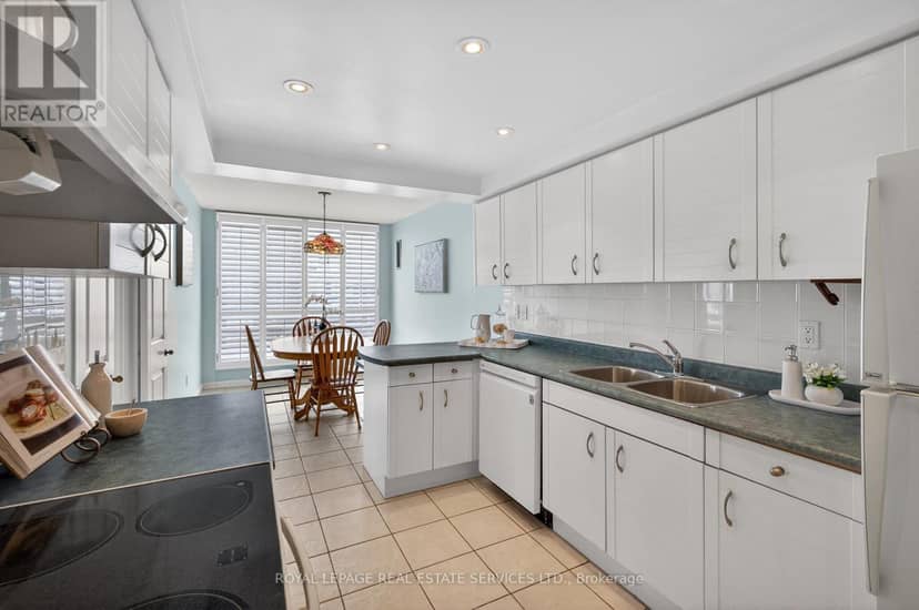 1601 - 2180 Marine Drive — photo 10 of 40