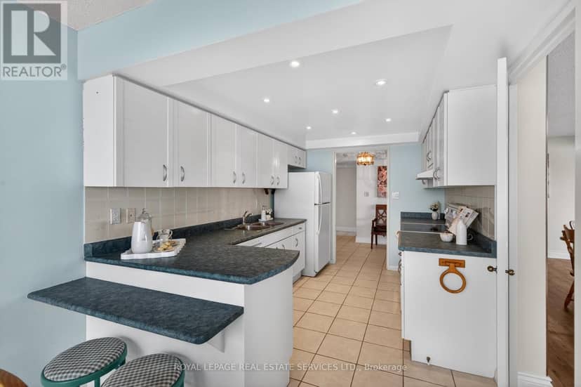 1601 - 2180 Marine Drive — photo 11 of 40