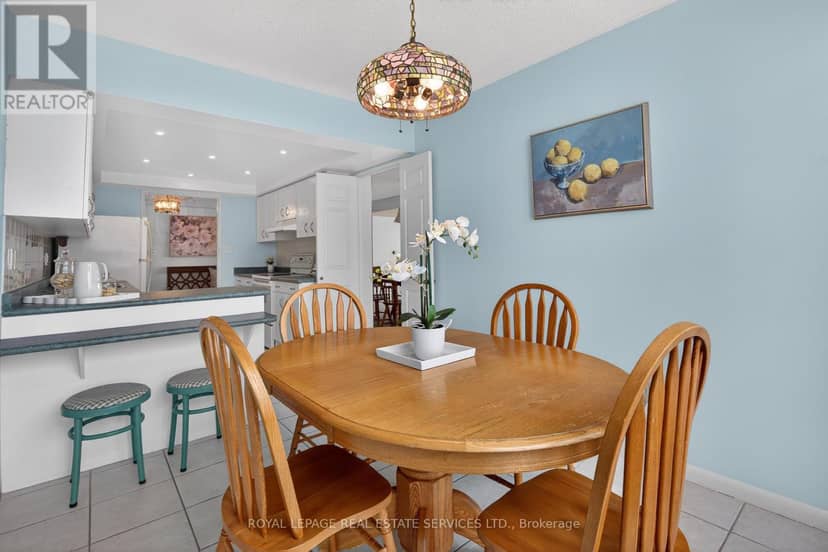 1601 - 2180 Marine Drive — photo 12 of 40