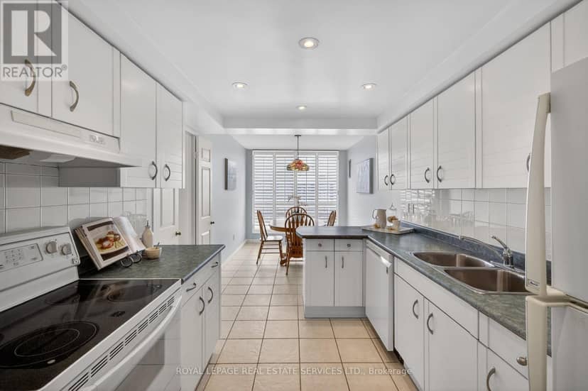 1601 - 2180 Marine Drive — photo 9 of 40