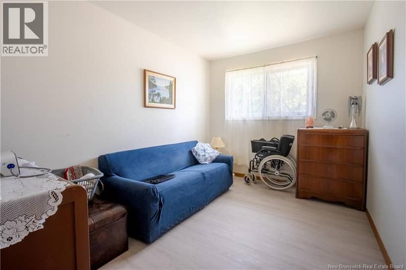 2 Manchester Crescent — photo 10 of 27