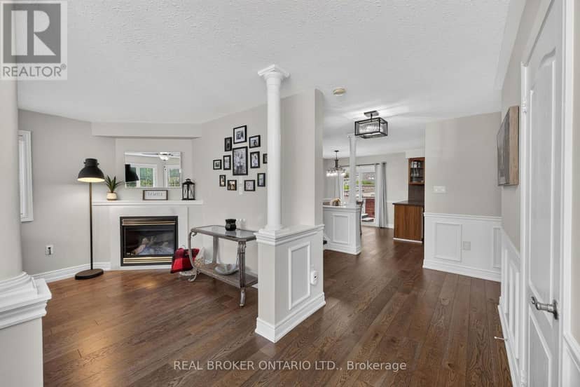 35 Bloom Crescent — photo 3 of 40