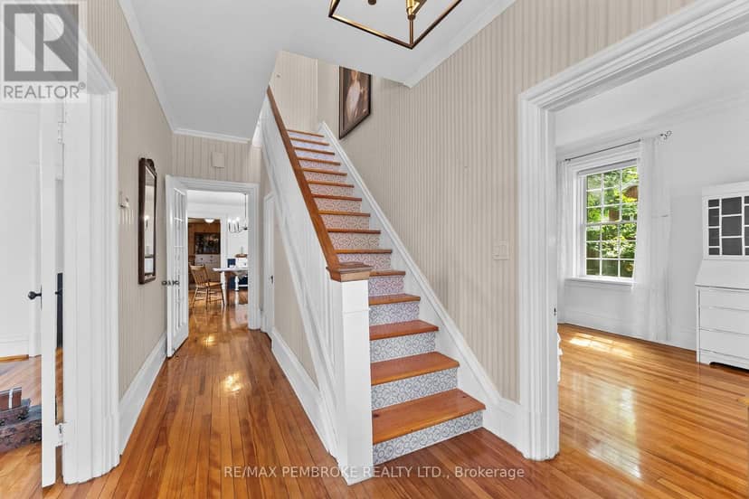 233 Catherine Street — photo 5 of 40