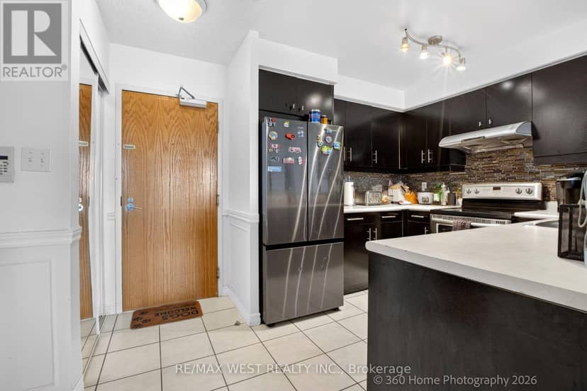 706 - 7 Lorraine Drive — photo 5 of 26